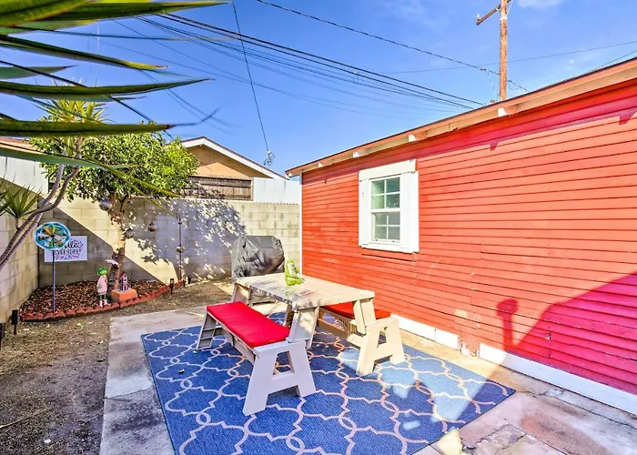 7 Mi To Downtown: Long Beach Bungalow W/ Patio!